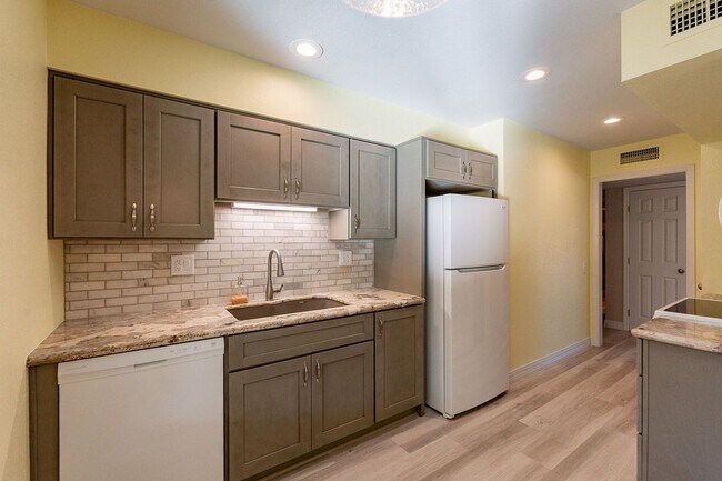 Building Photo - Modern Updated Home in Gated Community of ...