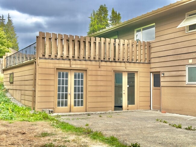 Building Photo - 2,510 Sq Ft | 5 Bedroom · 3 Bathroom – W/D, Terrace, Garage & Extra Space