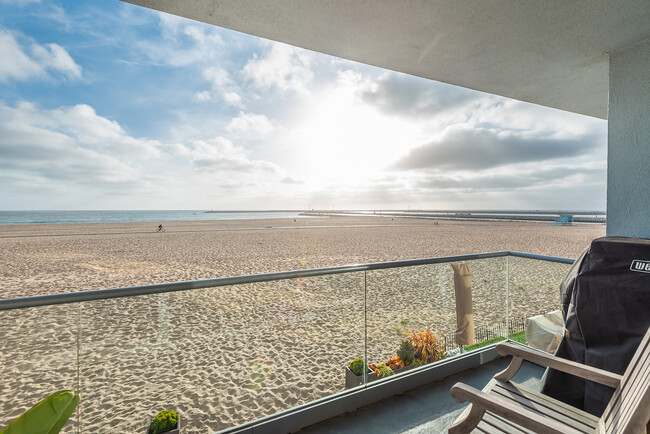 Building Photo - 6307 Ocean Front Walk