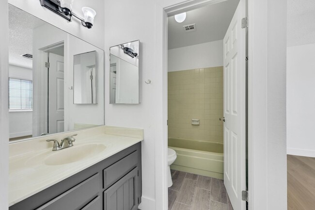 Building Photo - Beautiful home in central location