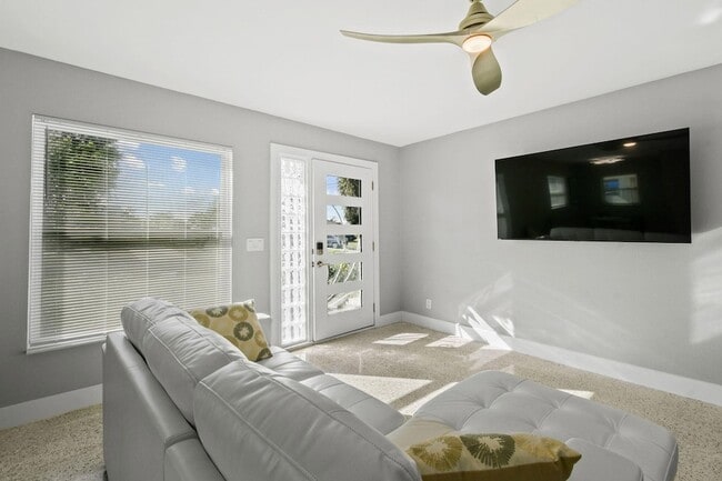 Building Photo - 1004 Stillwater Dr