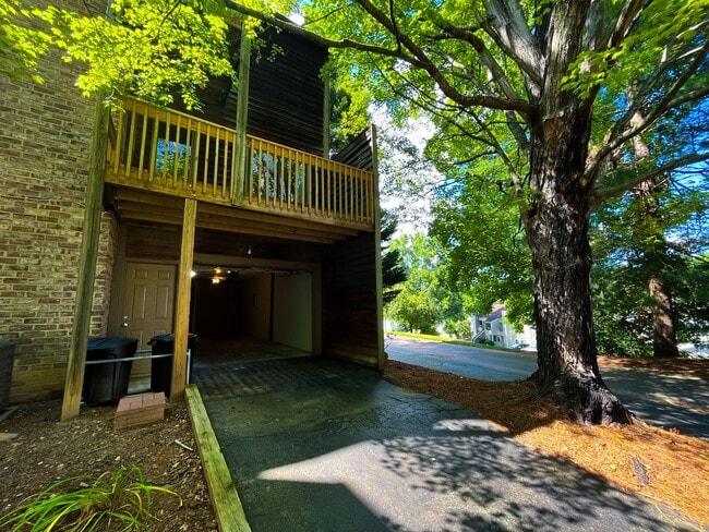 Building Photo - Beautiful 3-story 2 bedroom, 2 1/2 bathroom townhome in Winston Salem