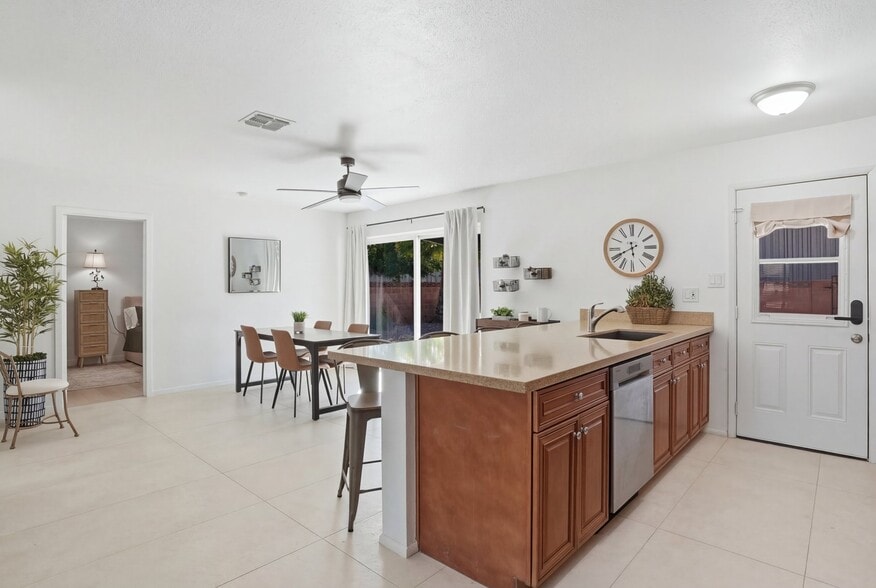 Building Photo - 313 E Riviera Dr