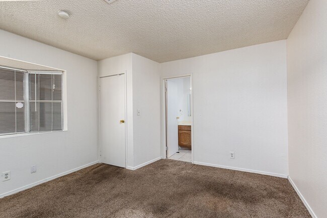 Building Photo - Single story one bedroom unit in community...