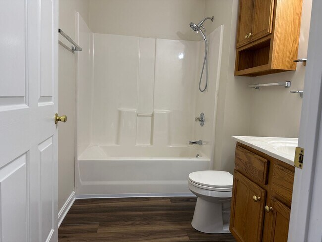 Building Photo - 3 bedroom 2 full bath house