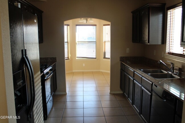 Building Photo - 14561 Jesus Almeida