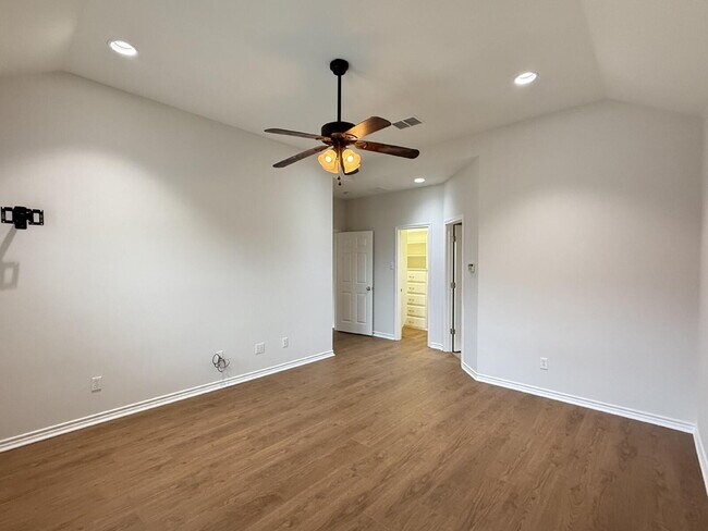 Building Photo - Modern Comfort Meets Cozy Living on Casual Cir!