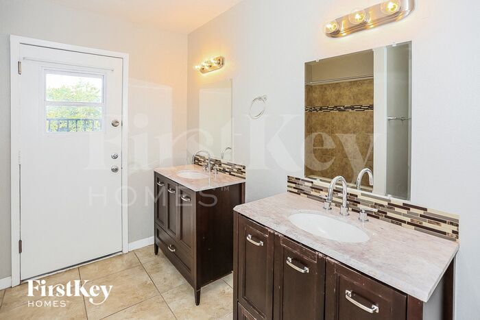 Building Photo - 8427 N 47th Dr