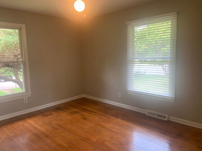 Building Photo - 3 Bedroom Located Near Four Seasons Mall