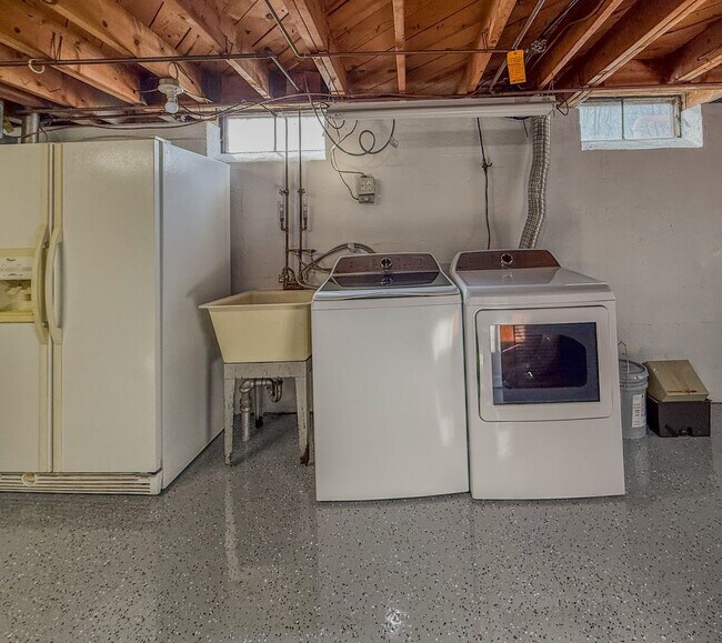 Building Photo - 2710 Pendleton Dr