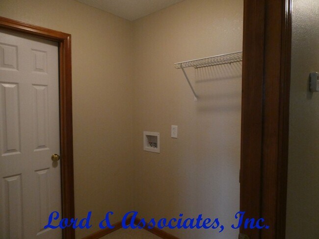 Building Photo - 318 Lois Ln