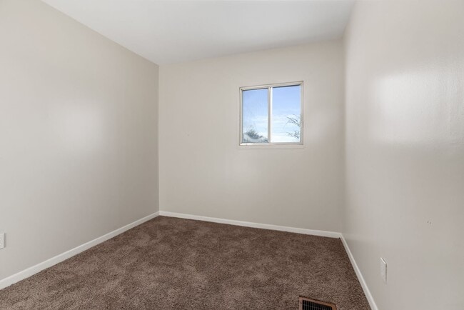 Building Photo - Stunning 3 bedroom home in McKees Rocks available now!