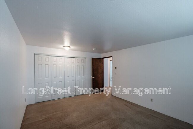 Building Photo - 1950 NW Hayes Ave