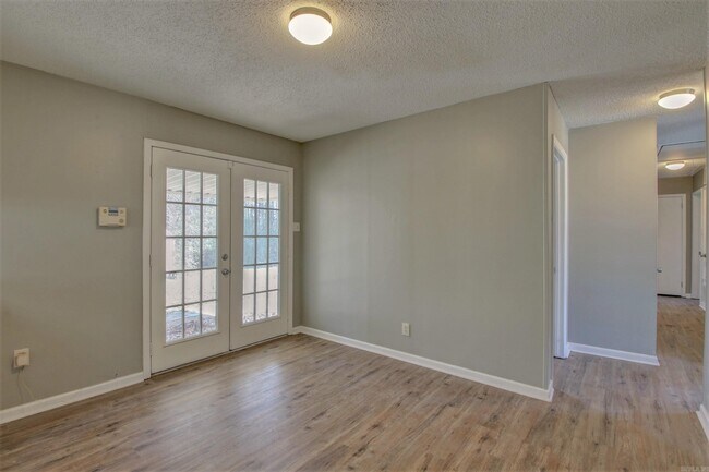 Building Photo - 3301 Green Dr