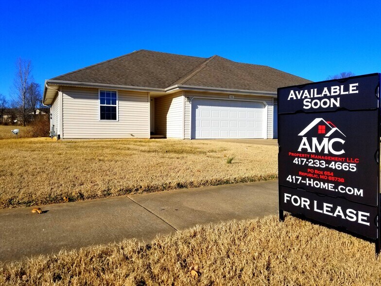 Ready for new tenants! Great Location in Republic MO 2 Bed 2 Bath Duplex with 2 car garage. Newer carpets and updated Luxury Vinyl Tile flooring in the kitchen and dining areas. W/D hook-ups, 2 car garage with opener. NO Mowing, Lawn care is included in the price of the monthly lease. Clean and m... - 813 N Pinewood Ave