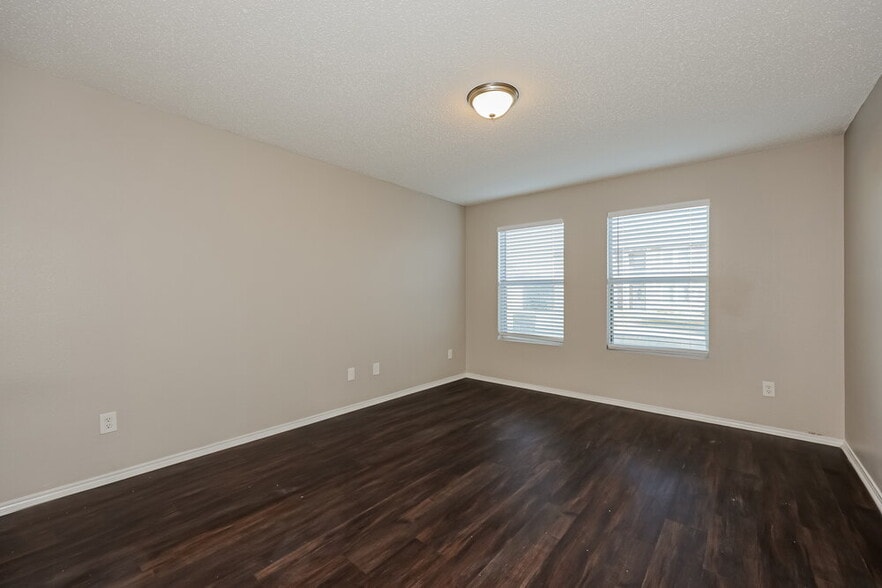 Building Photo - 565 Keble Dr