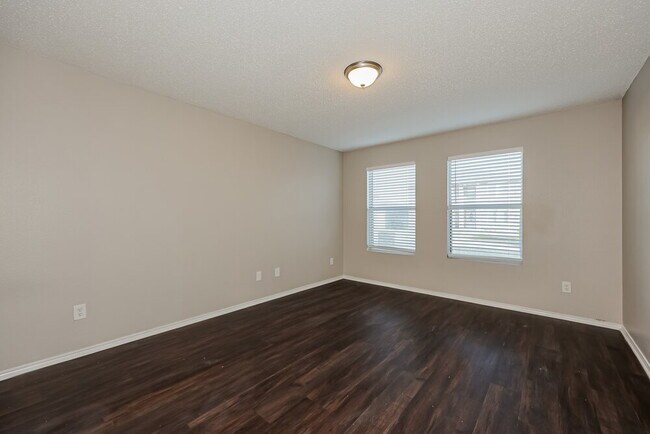 Building Photo - 565 Keble Dr