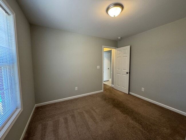 Building Photo - MOVE-IN READY!