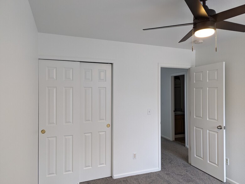 Building Photo - 9464 W Hinsdale Pl