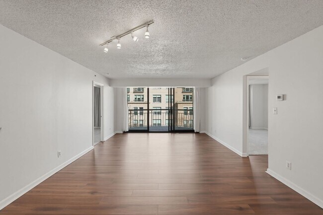 Building Photo - Updated 2BR Condo in Old Town Alexandria - 2 blocks to Metro