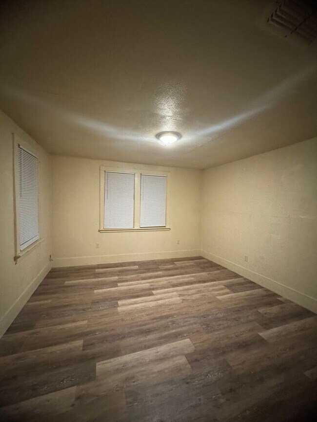 Building Photo - Spacious home in Clyde
