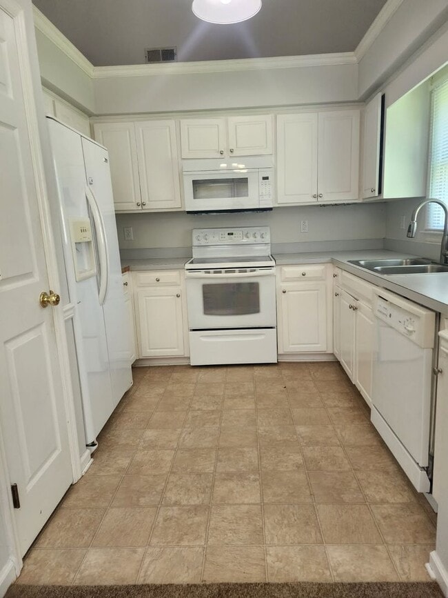 Building Photo - 210 Rivershore Dr