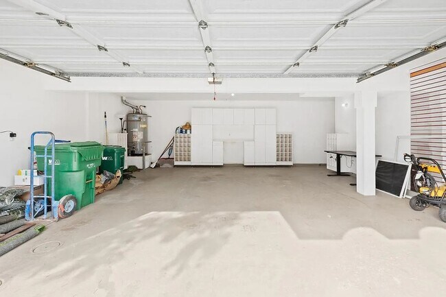 Building Photo - Don't miss out! Gated/Secured 3 br 2 ba home
