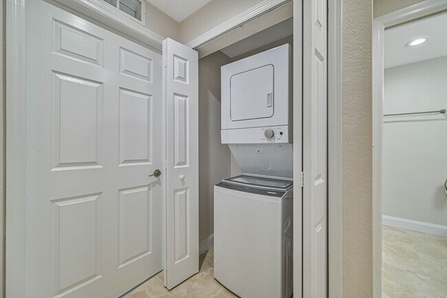 Building Photo - 8555 Bernwood Cove Loop