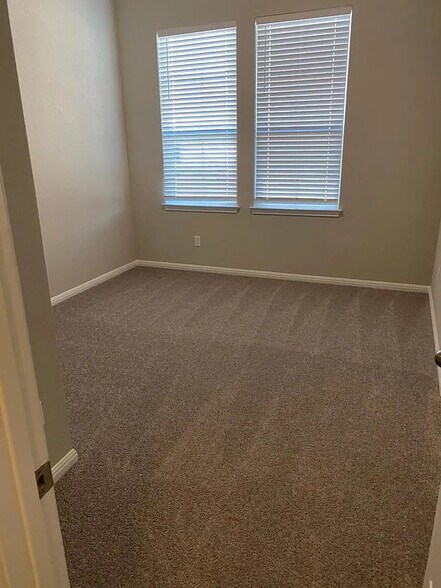 Building Photo - Room in Condo on College Park Dr
