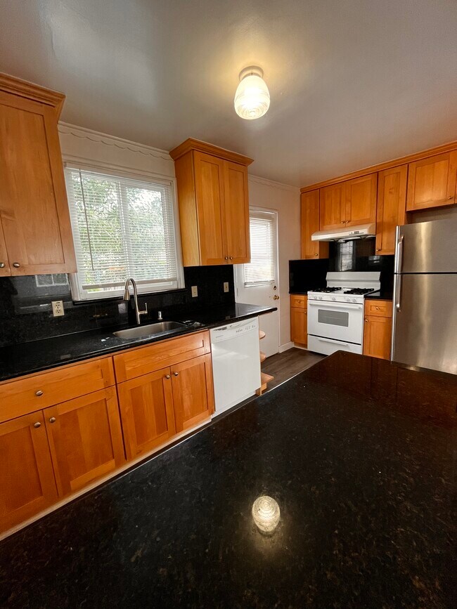 Building Photo - 6121 Fresno Ave