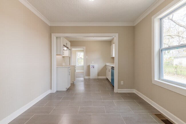 Building Photo - 1055 University St