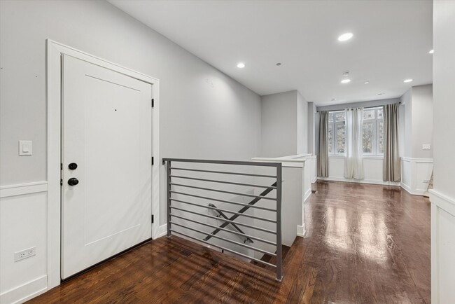 Building Photo - 4014 S Ellis Ave