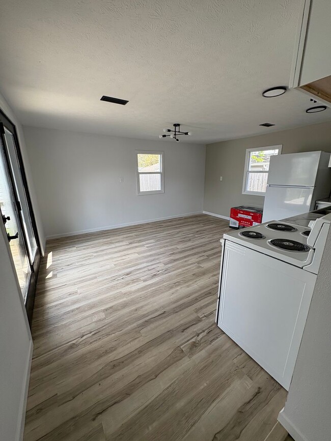 Building Photo - Newly Remodeled Charming 3bd2br Home!!