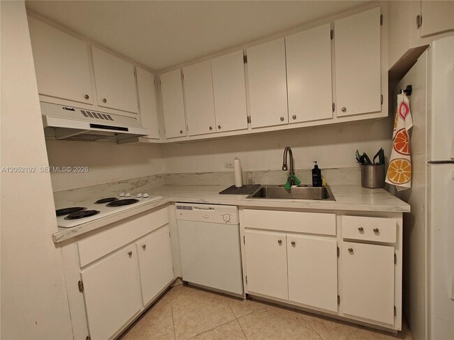 Building Photo - 825 Brickell Bay Dr