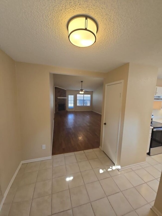 Building Photo - Bright & Spacious 3-Bedroom Home in Flower...