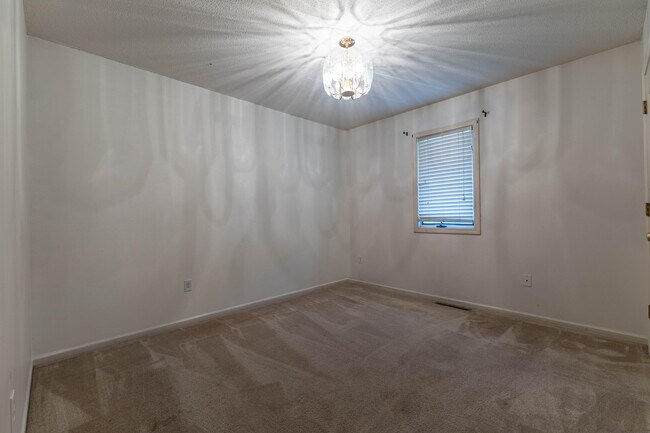 Building Photo - 4371 W Southview Dr