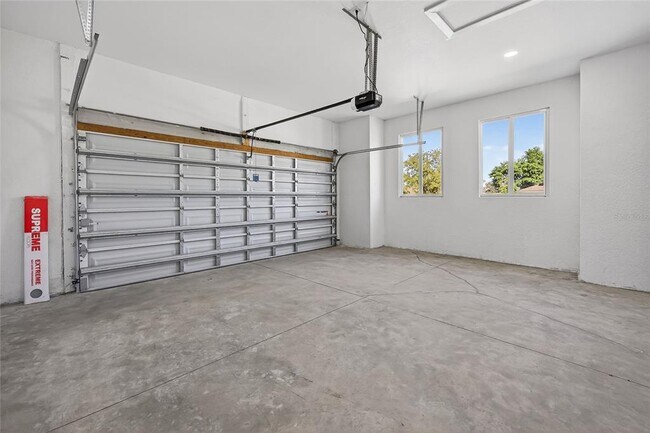 Building Photo - 511 Sweetwater Dr