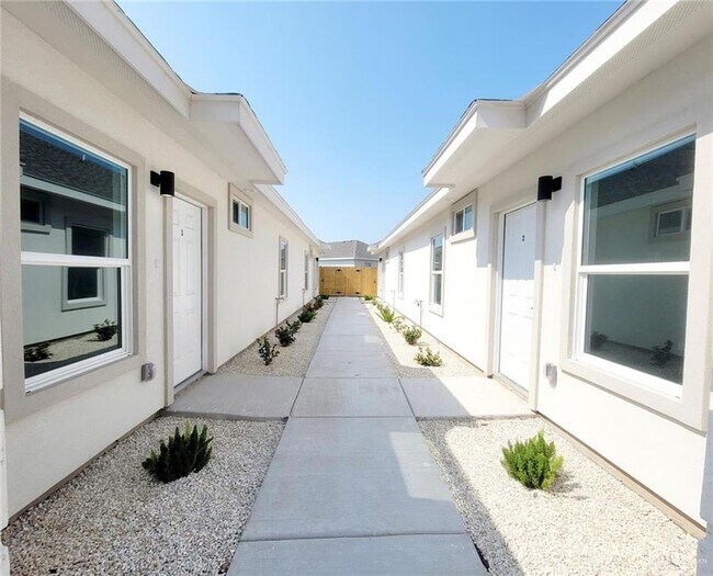 Building Photo - 11 Las Vistas Ln