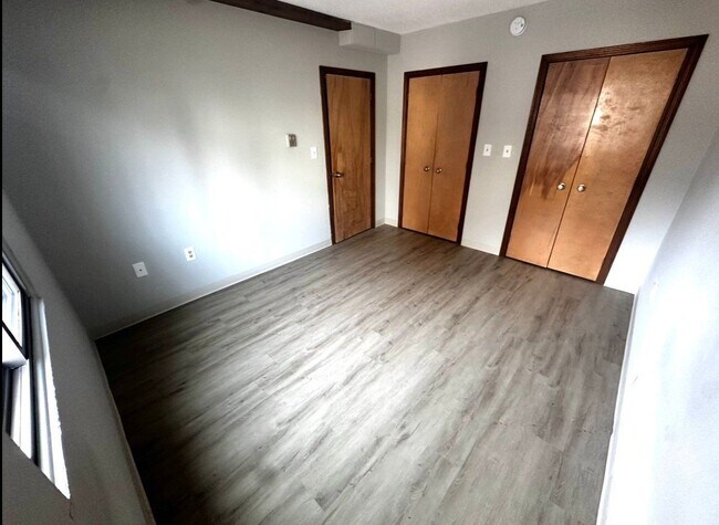 Building Photo - 10 Thompson St