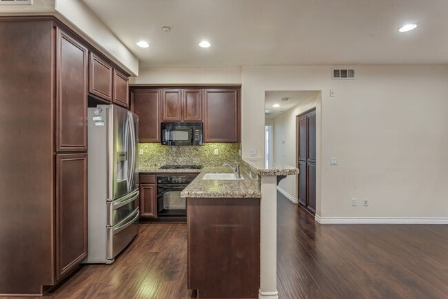 Building Photo - Lux 2 Bed 2 Bath Condo at the Spectrum!