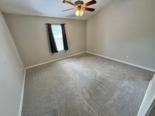 Building Photo - 2037 Ross Ln
