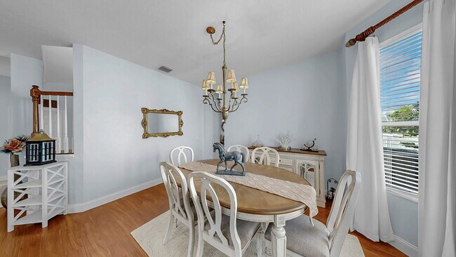 Building Photo - 5-bedroom, 3-bathroom rental home located in the Fox Wood community in Florida