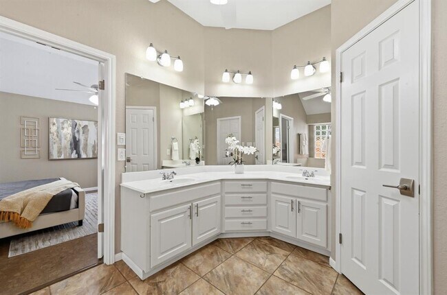 Building Photo - 905 Hunter's Creek Dr