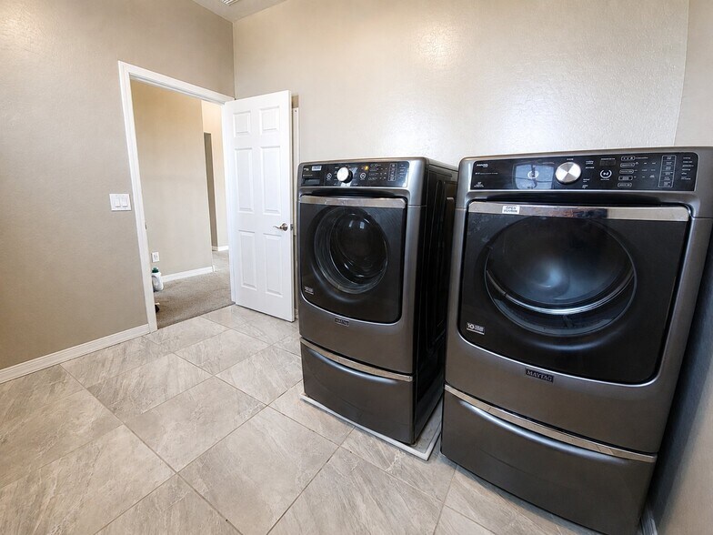 Building Photo - 3693 E Rakestraw Ln