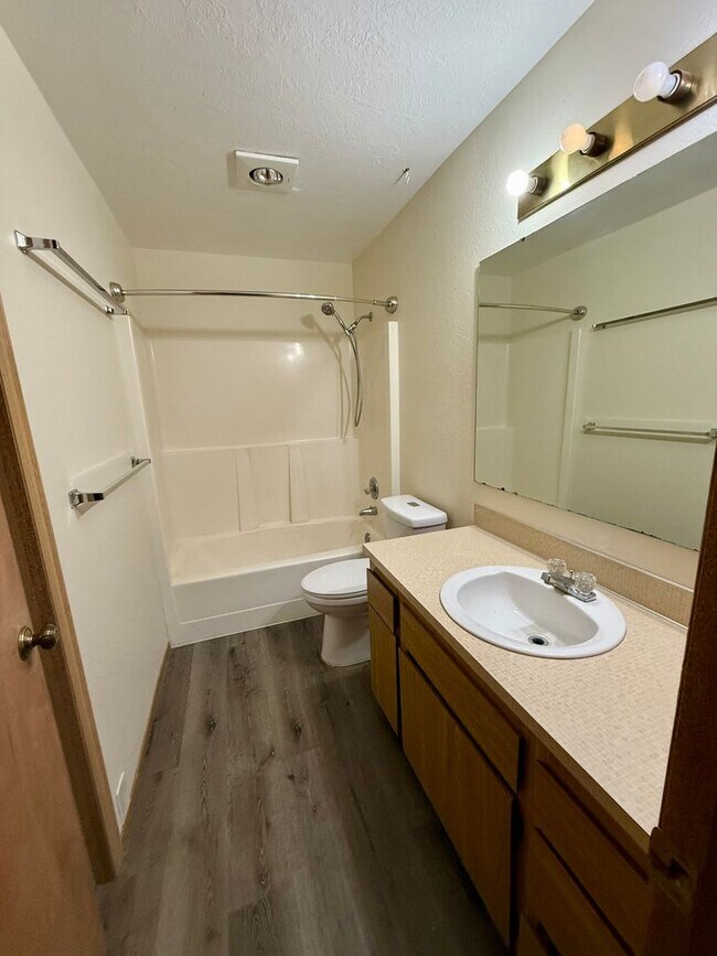 Building Photo - 3 BR, 1.5 bath townhome located in Central...