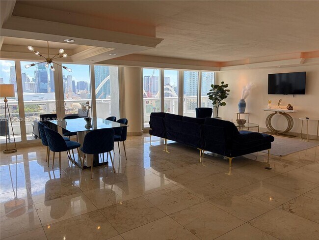 Building Photo - 1717 N Bayshore Dr