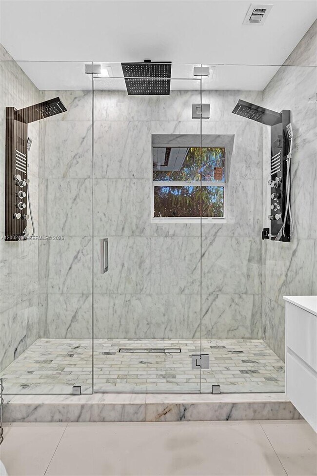 Building Photo - 1002 10th St