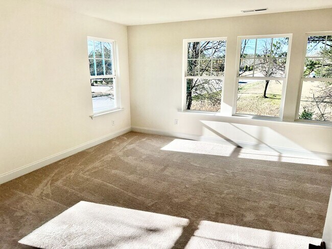 Building Photo - Bed 2.5 Bath End Unit Townhome In a Prime Location!!