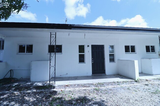 Building Photo - 1960 SW 41st Ave