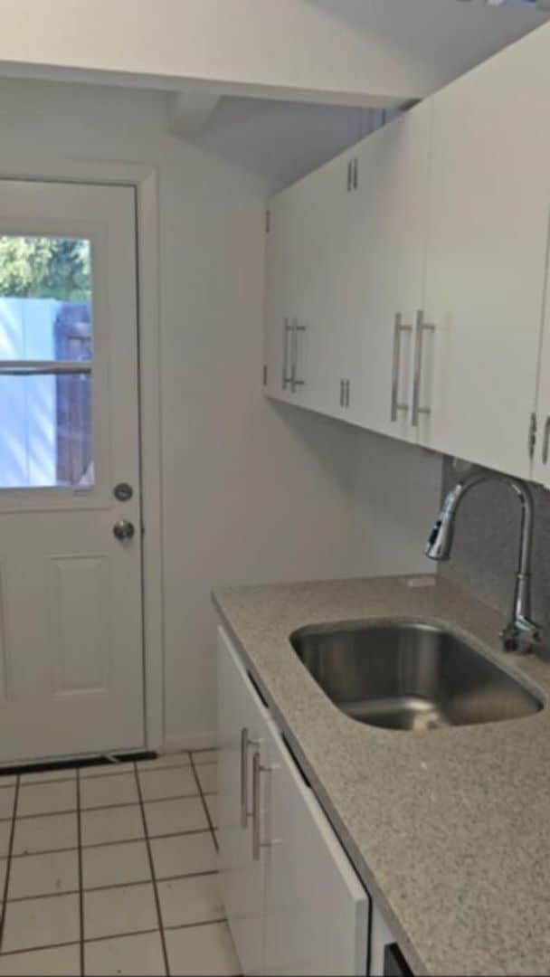 Building Photo - BEAUTIFUL "Blue Bungalow" 4 Bed/3 Bath Hom...